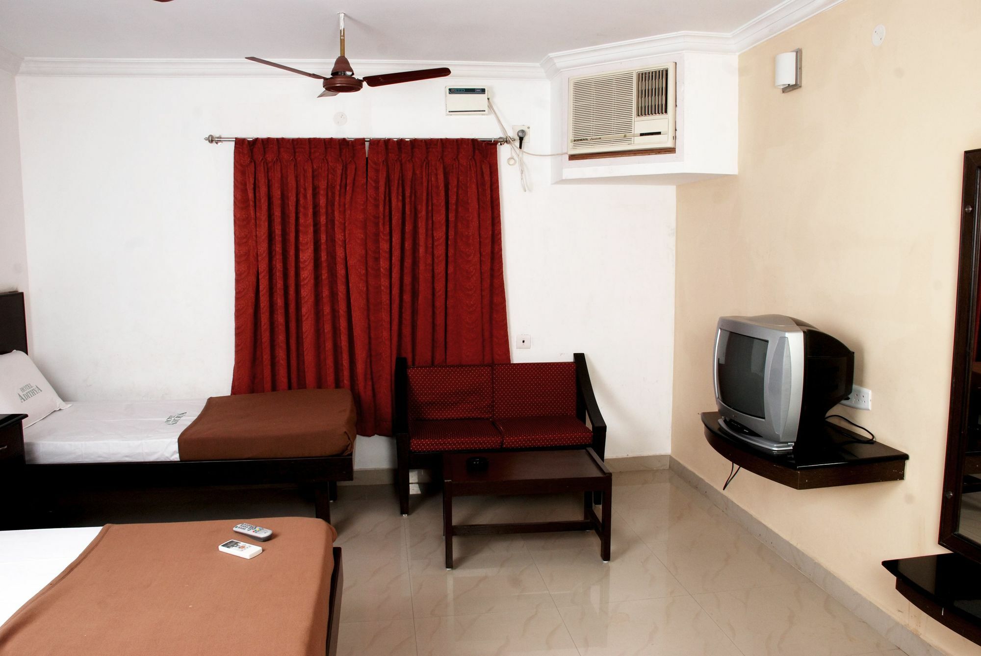 Hotel Adithya Chennai Zewnętrze zdjęcie
